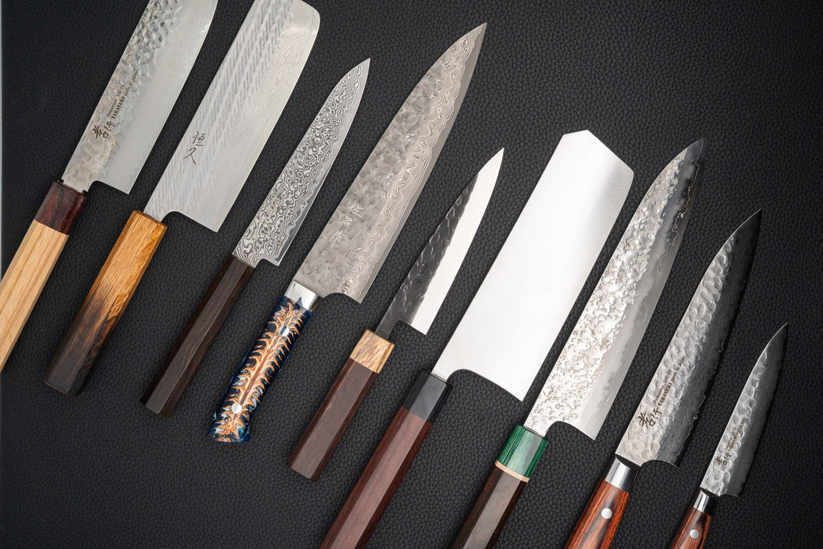 Japanske kokkekniver i ulike lengder og former, blant dem santoku og gyuto