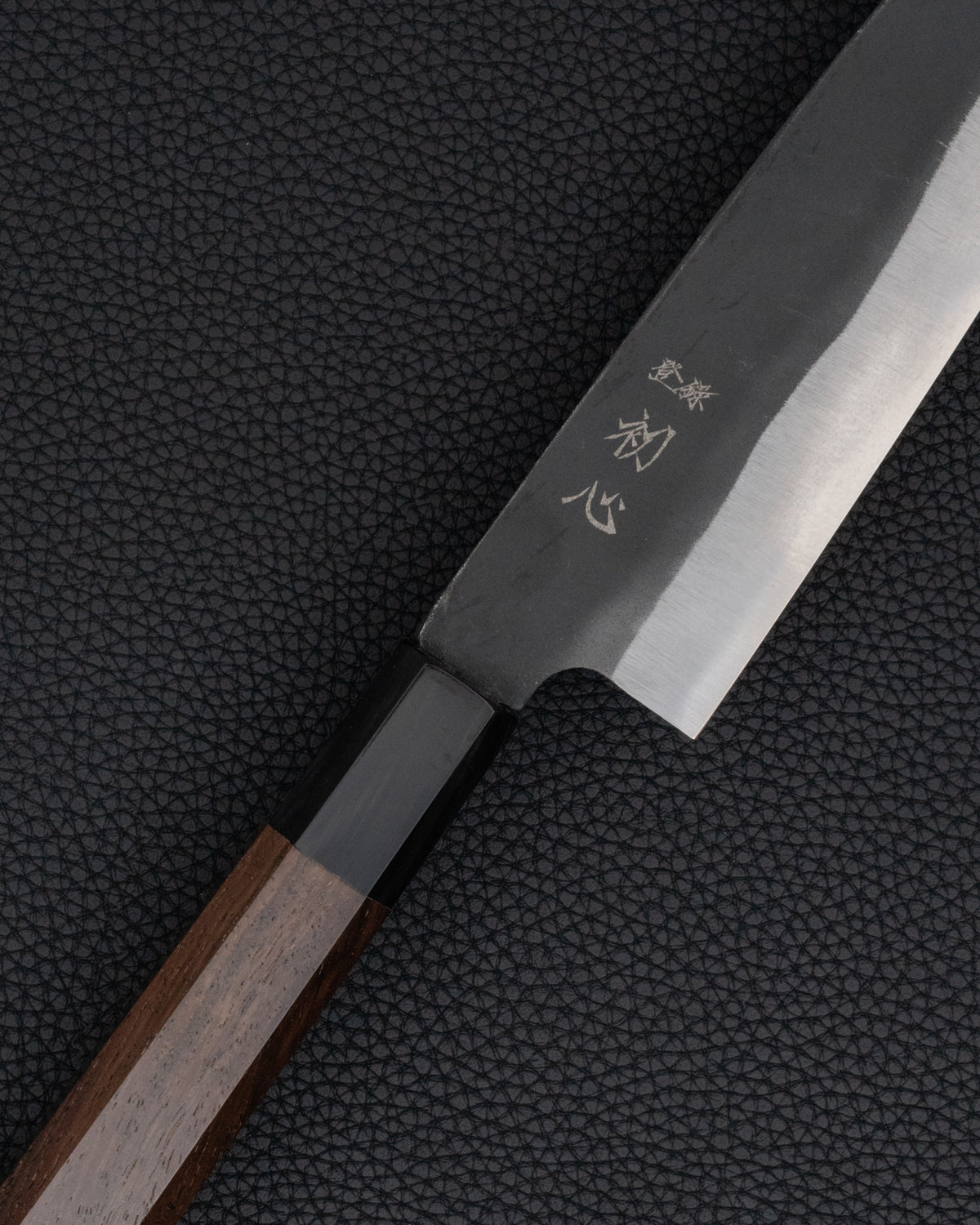 Kokkekniv 180 mm, HATSUKOKORO Aokitae Blue2 Kurouchi Santoku tomatosharp