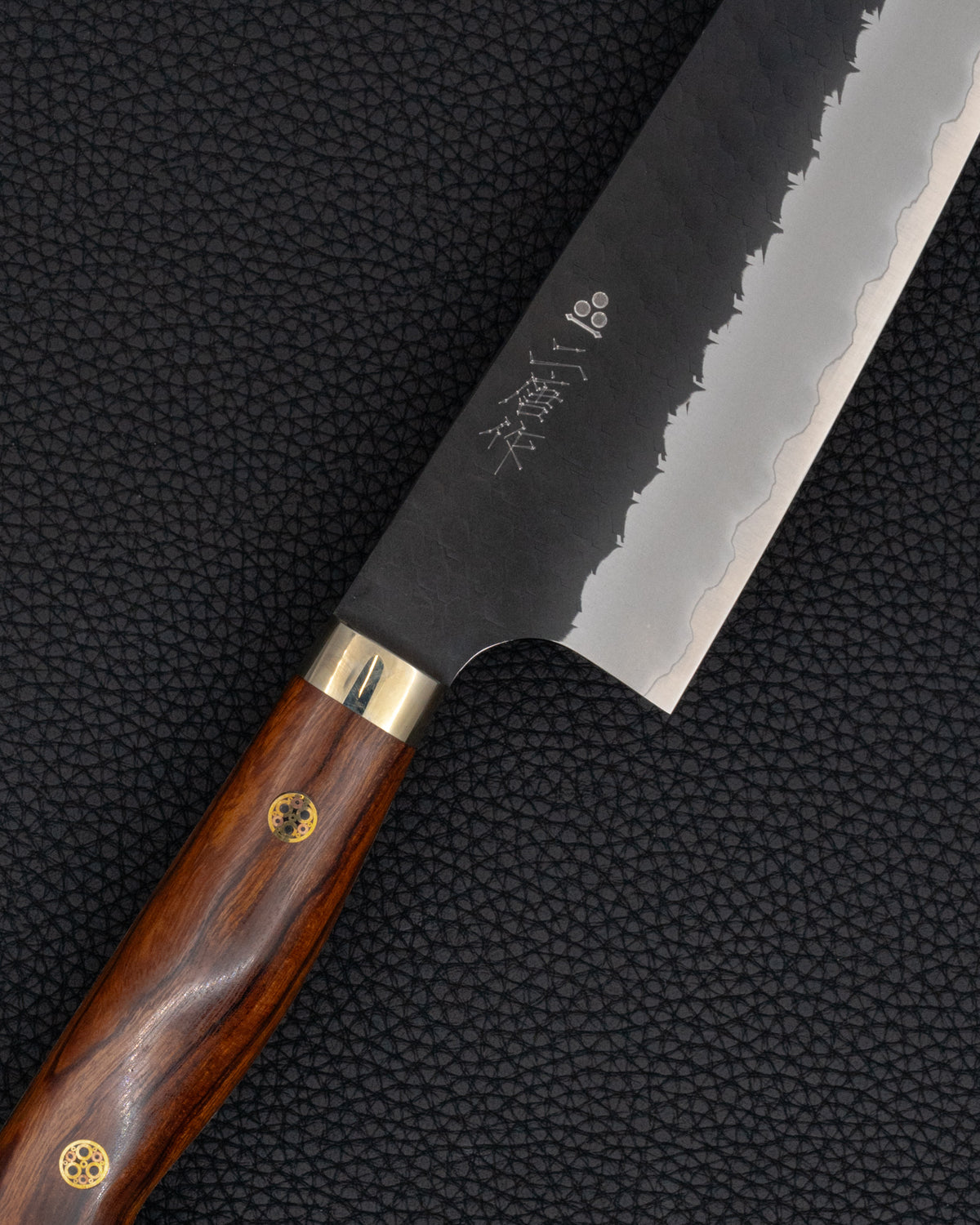 Kokkekniv 180 mm, NIGARA HAMONO SG2 Kurouchi Tsuchime Ironwood Santoku tomatosharp
