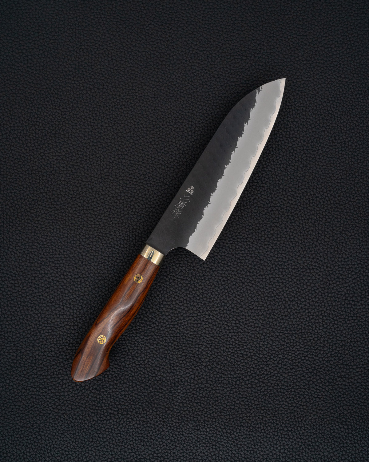 Kokkekniv 180 mm, NIGARA HAMONO SG2 Kurouchi Tsuchime Ironwood Santoku tomatosharp