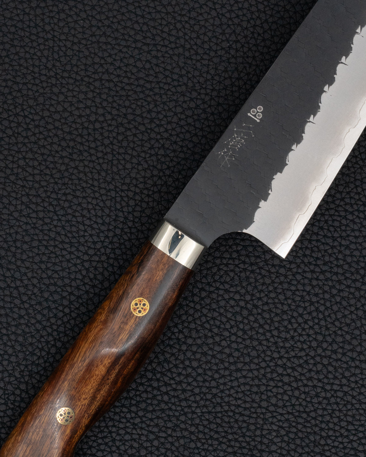 Kokkekniv 210 mm, NIGARA HAMONO SG2 Kurouchi Tsuchime Ironwood Gyuto tomatosharp