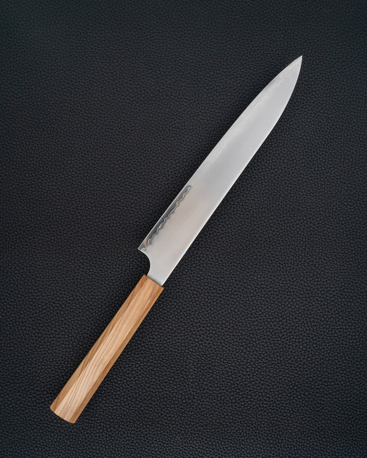 Trancheringskniv 240 mm, HATSUKOKORO Chromax Oliven Sujihiki tomatosharp