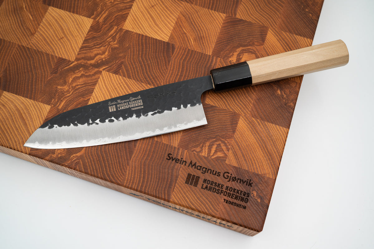 Kniv og skjærebrett i endeved med gravert navn og logo