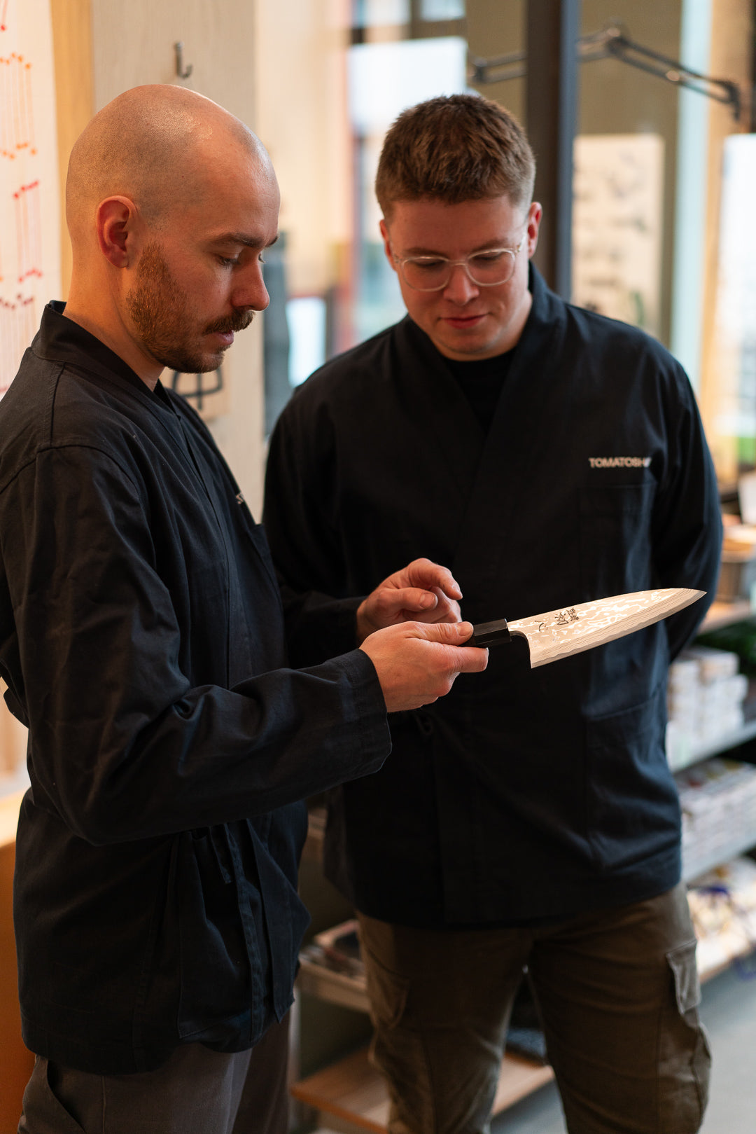 To av oss vurderer en japansk kniv i butikken