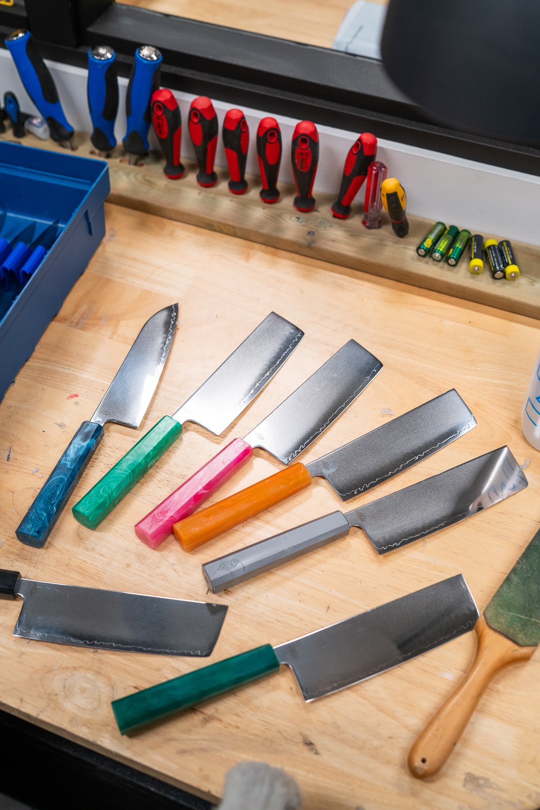 Saisei IRO-kniver med fargede skaft i resirkulert plast på arbeidsbordet