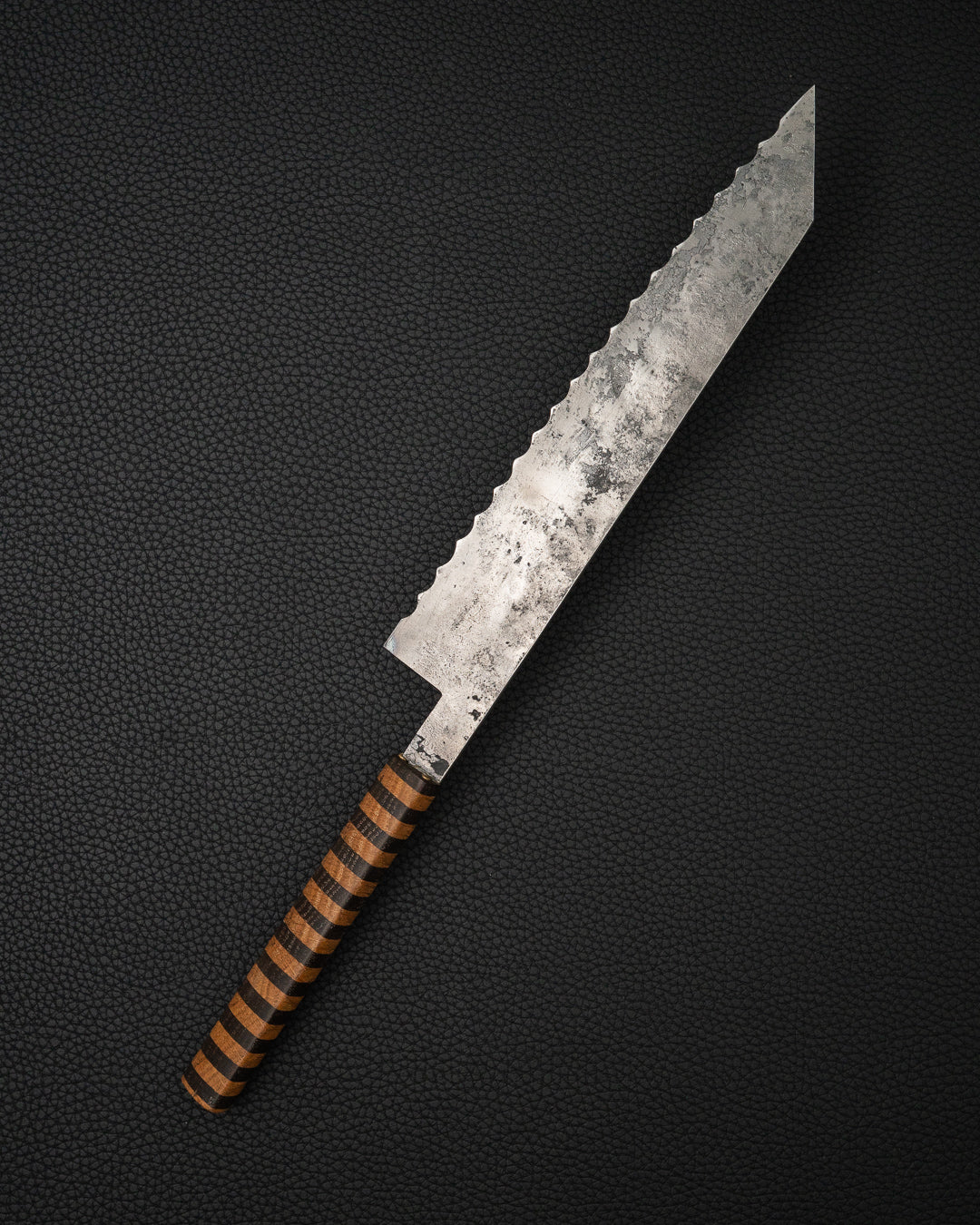 Brødkniv 210 mm, KNIFE GUY STUDIO AEB-L Bread Sword tomatosharp