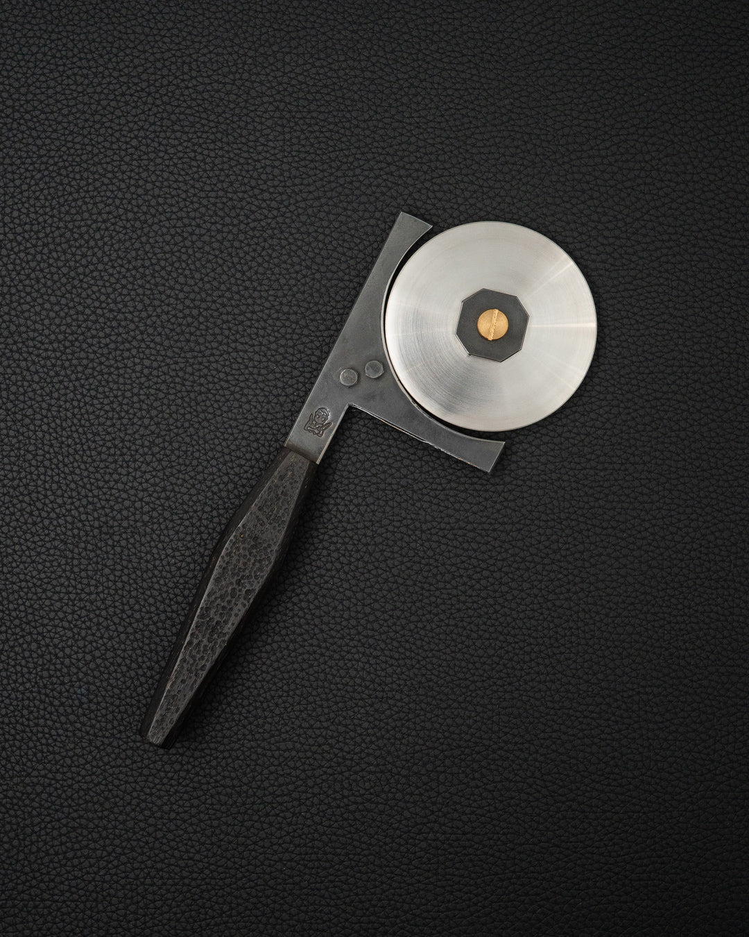 Pizzakutter, KNIFE GUY STUDIO AEB-L Geometric tomatosharp