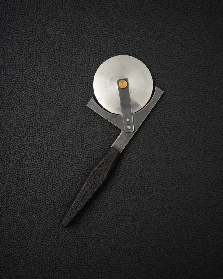 Pizzakutter, KNIFE GUY STUDIO AEB-L Geometric tomatosharp