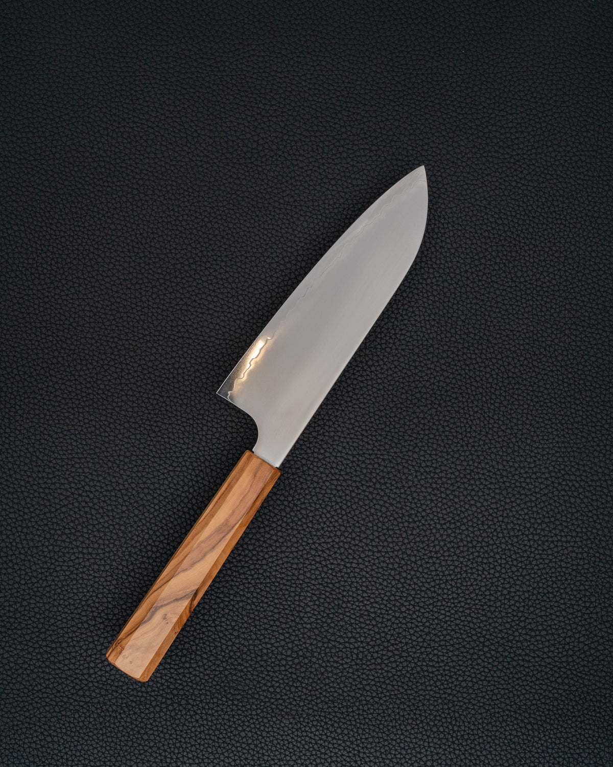 Kokkekniv 165 mm, HATSUKOKORO Chromax Oliven Santoku tomatosharp