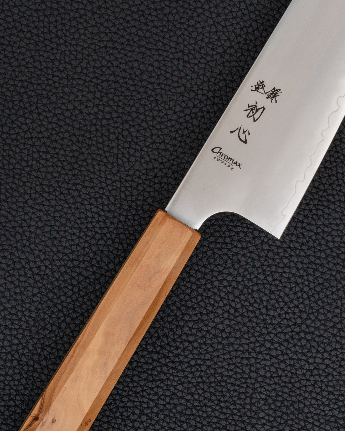 Kokkekniv 165 mm, HATSUKOKORO Chromax Oliven Santoku tomatosharp
