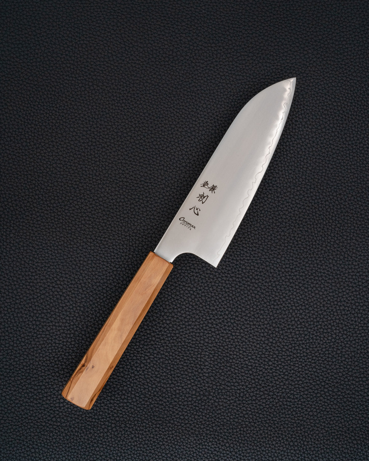 Kokkekniv 165 mm, HATSUKOKORO Chromax Oliven Santoku tomatosharp