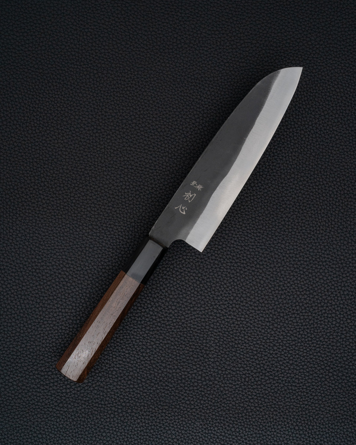 Kokkekniv 180 mm, HATSUKOKORO Aokitae Blue2 Kurouchi Santoku tomatosharp