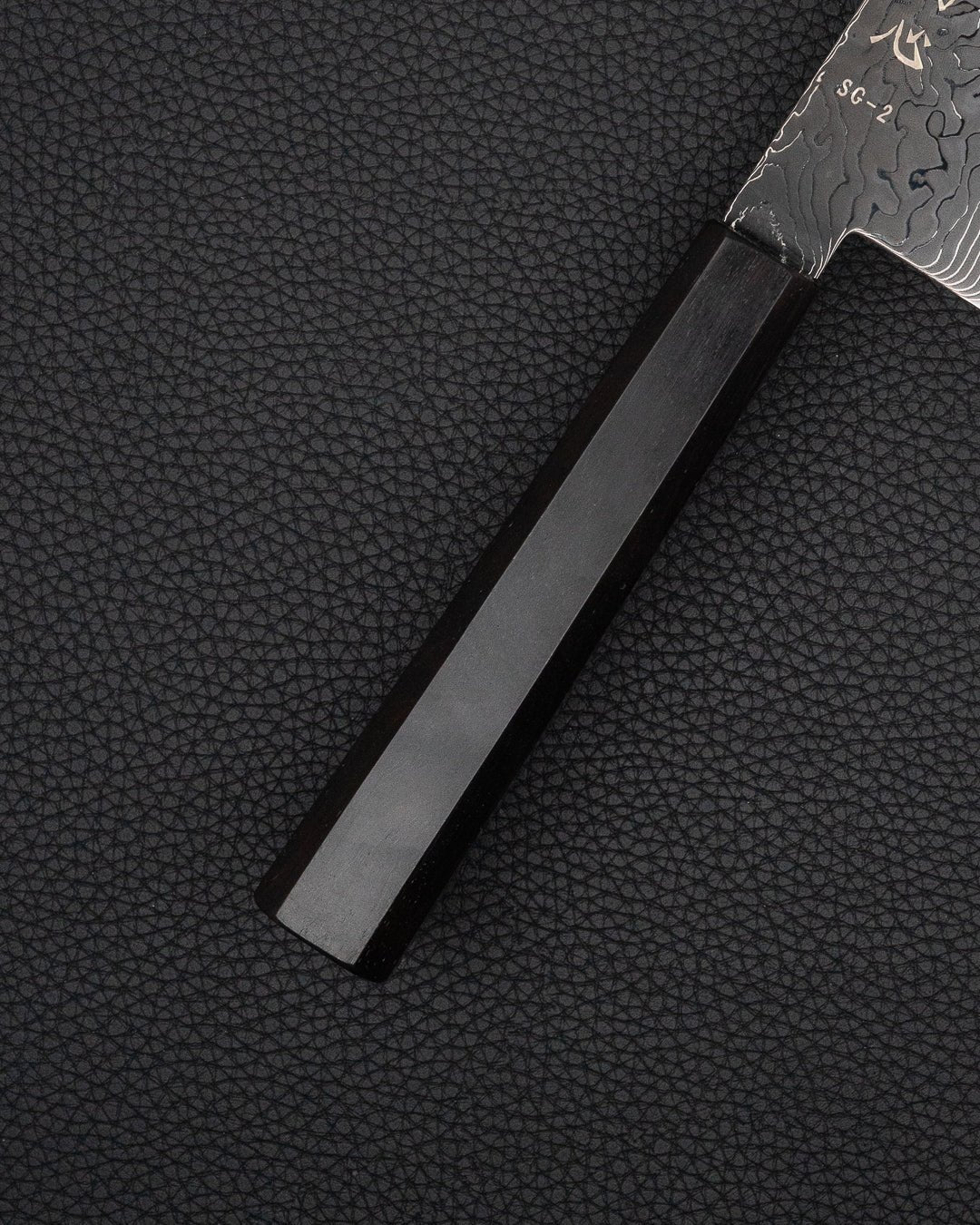 Kokkekniv 180 mm, HATSUKOKORO Ryuhyo SG2 Kurozome Damascus Santoku Hatsukokoro