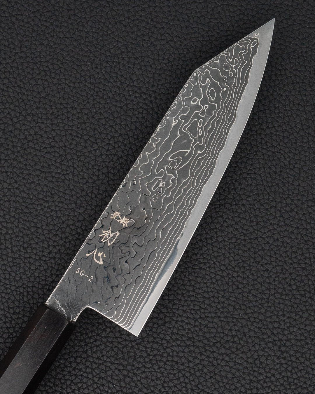 Kokkekniv 180 mm, HATSUKOKORO Ryuhyo SG2 Kurozome Damascus Bunka Hatsukokoro