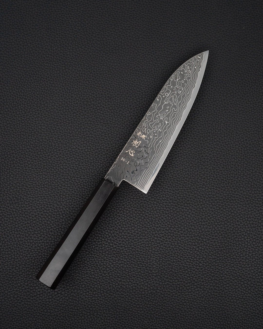Kokkekniv 180 mm, HATSUKOKORO Ryuhyo SG2 Kurozome Damascus Santoku Hatsukokoro
