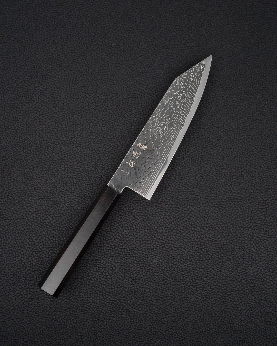 Kokkekniv 180 mm, HATSUKOKORO Ryuhyo SG2 Kurozome Damascus Bunka Hatsukokoro