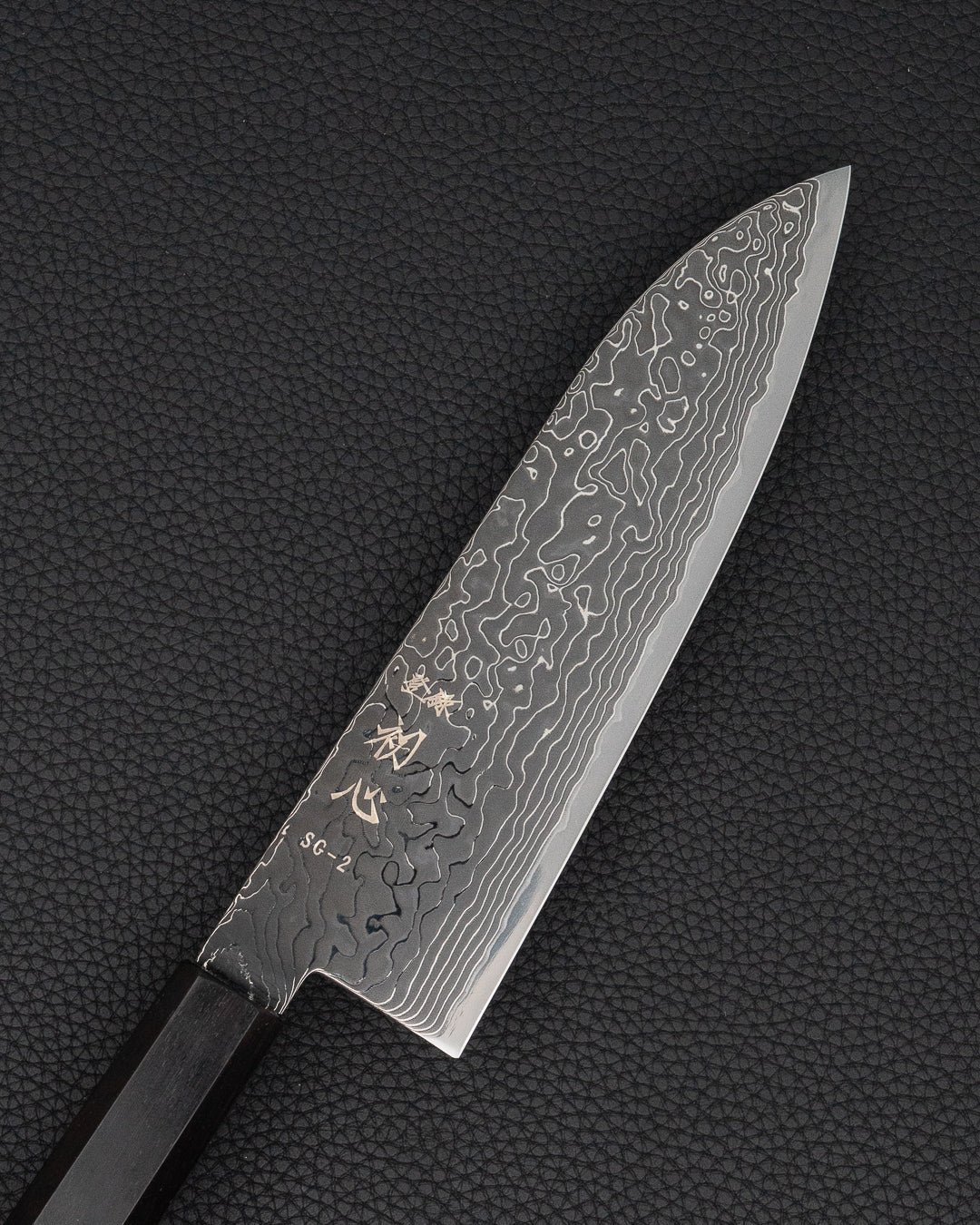 Kokkekniv 180 mm, HATSUKOKORO Ryuhyo SG2 Kurozome Damascus Santoku Hatsukokoro