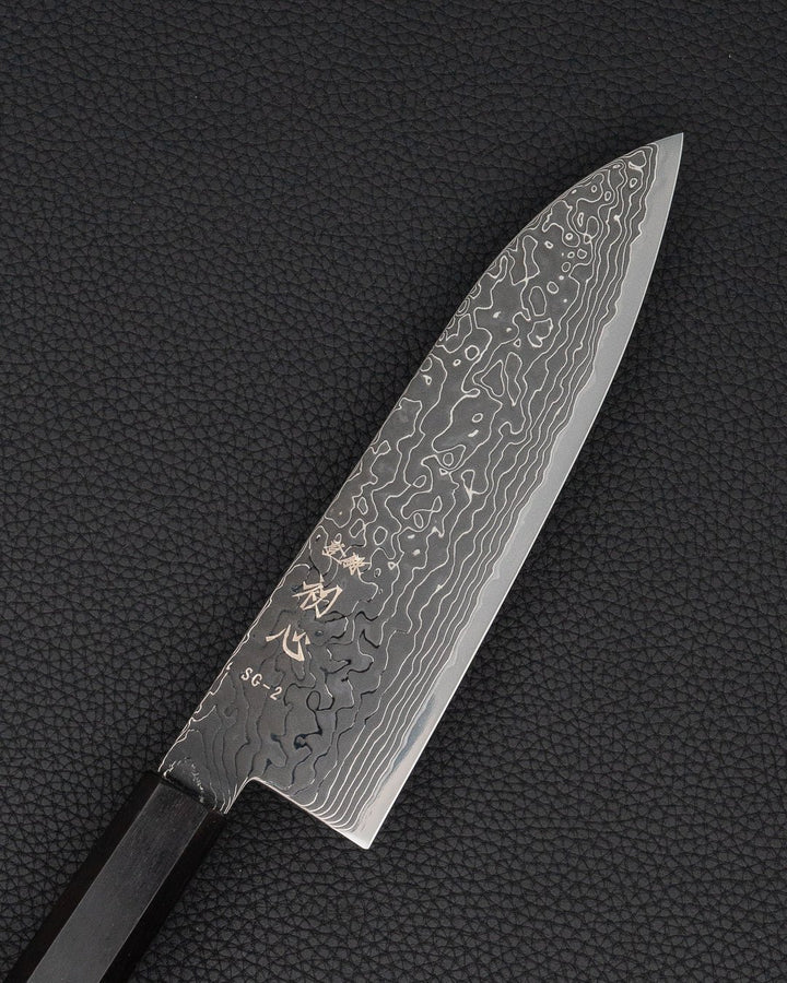 Kokkekniv 180 mm, HATSUKOKORO Ryuhyo SG2 Kurozome Damascus Santoku Hatsukokoro