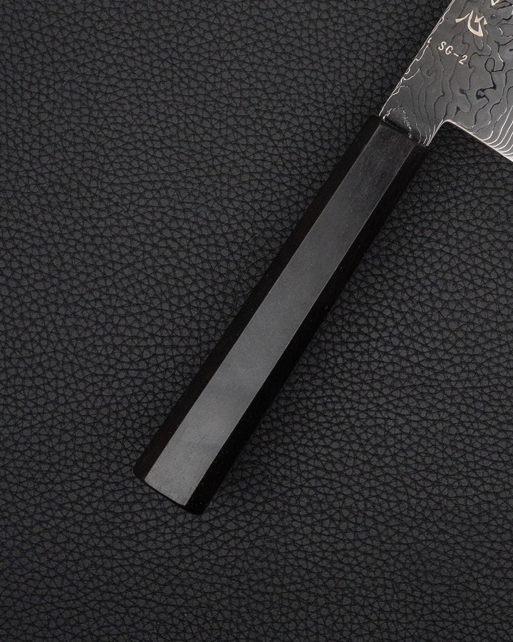 Kokkekniv 180 mm, HATSUKOKORO Ryuhyo SG2 Kurozome Damascus Santoku tomatosharp