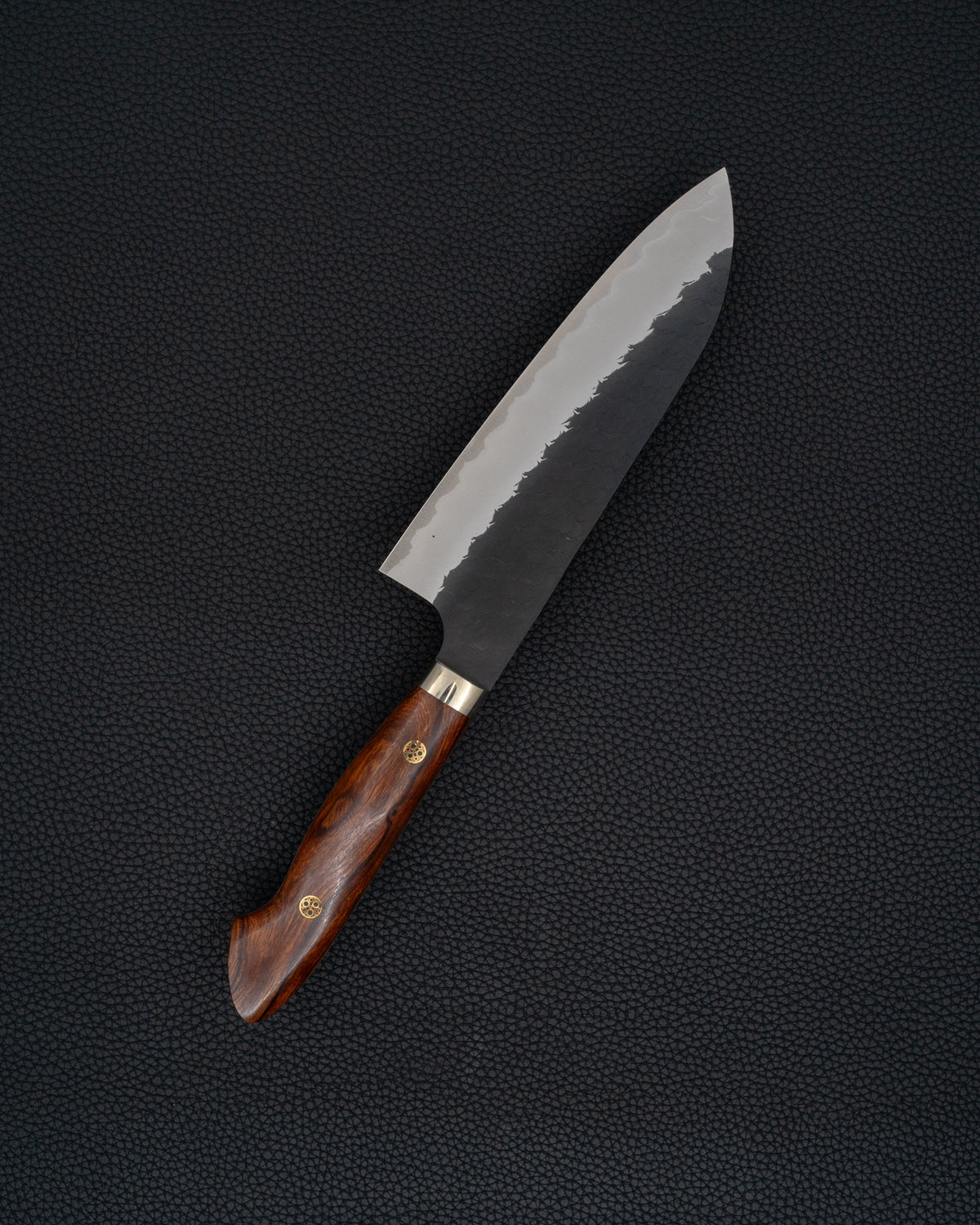Kokkekniv 180 mm, NIGARA HAMONO SG2 Kurouchi Tsuchime Ironwood Santoku tomatosharp