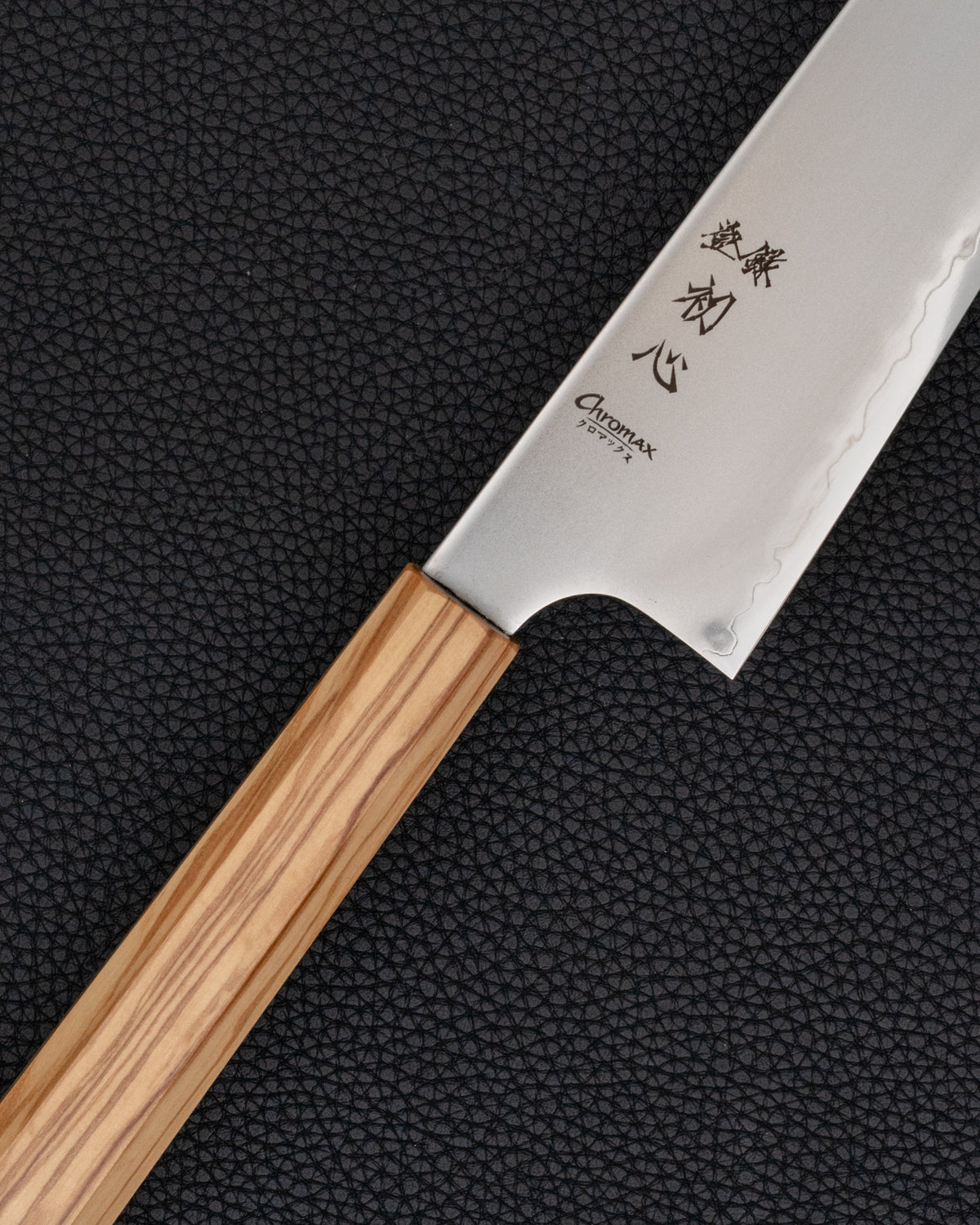 Kokkekniv 210 mm, HATSUKOKORO Chromax Oliven Gyuto tomatosharp