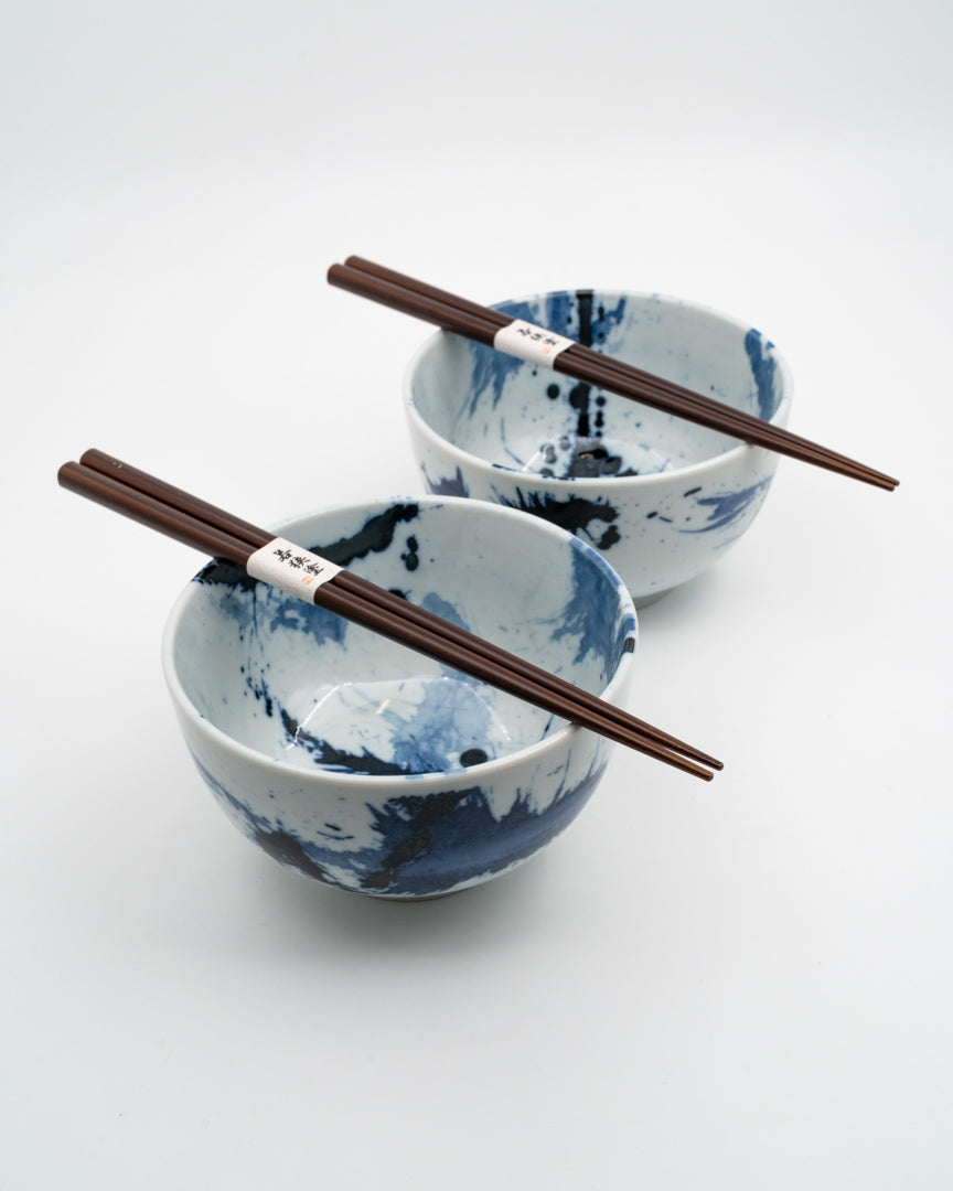 Skålsett 2×350 ml, MADE IN JAPAN Blue & White Splash med spisepinner tomatosharp