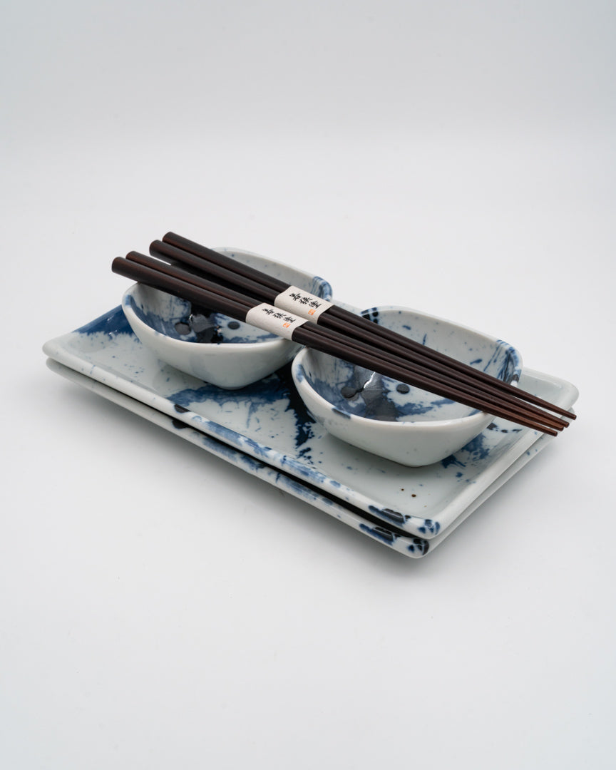 Sushisett 4 deler, MADE IN JAPAN Blue & White Splash med spisepinner tomatosharp