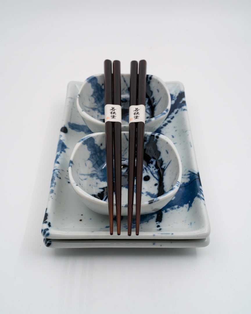 Sushisett 4 deler, MADE IN JAPAN Blue & White Splash med spisepinner tomatosharp