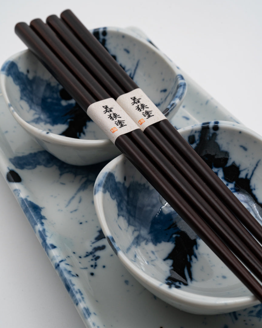 Sushisett 4 deler, MADE IN JAPAN Blue &amp; White Splash med spisepinner tomatosharp