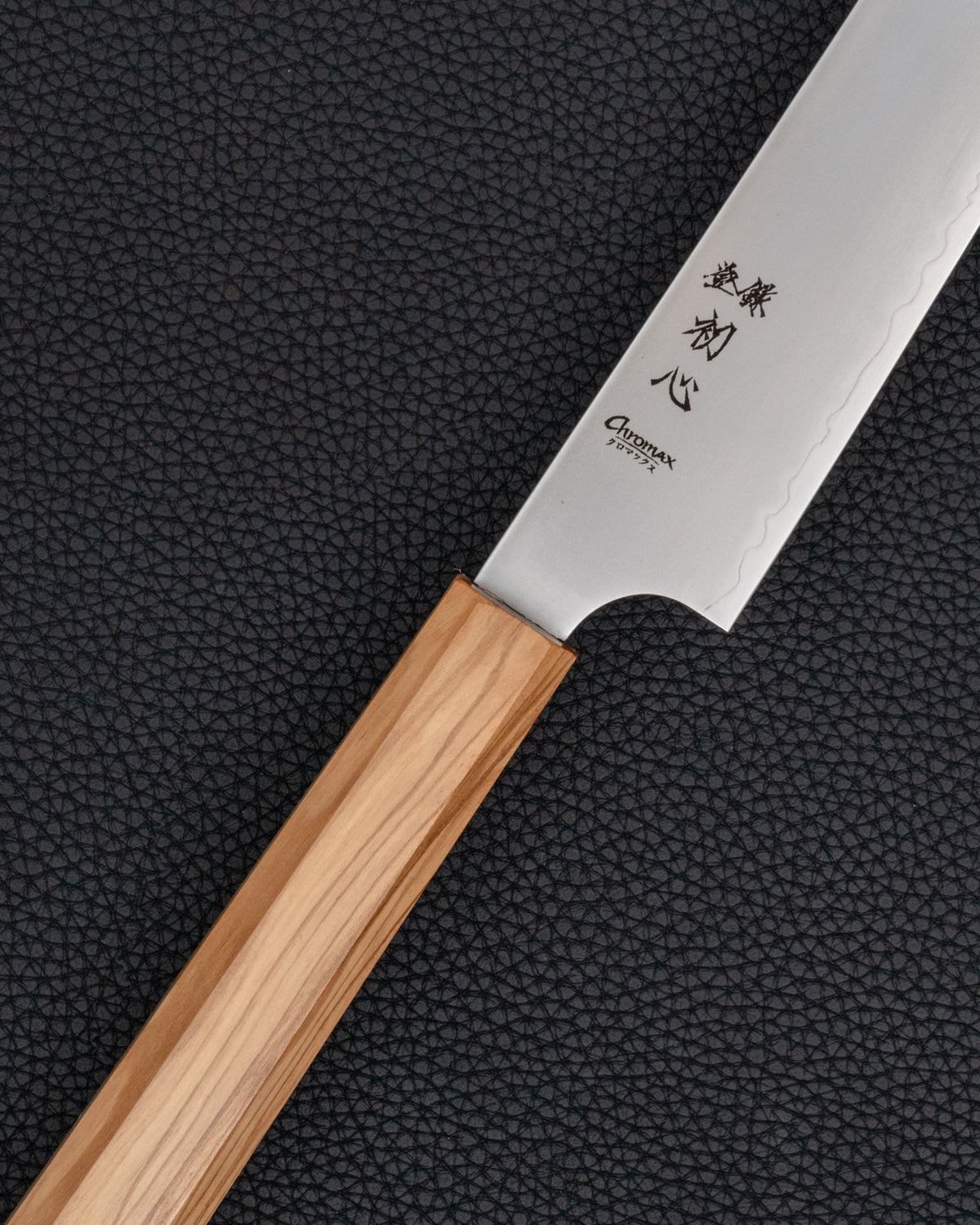 Trancheringskniv 240 mm, HATSUKOKORO Chromax Oliven Sujihiki tomatosharp