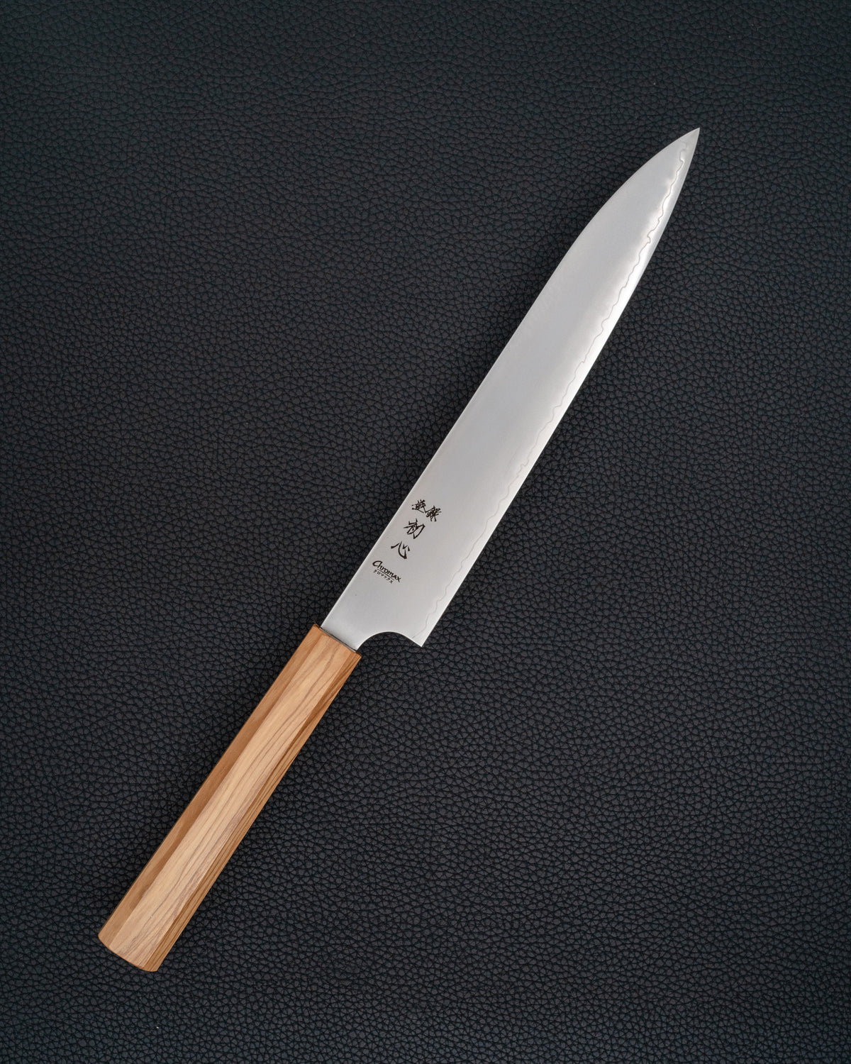 Trancheringskniv 240 mm, HATSUKOKORO Chromax Oliven Sujihiki tomatosharp