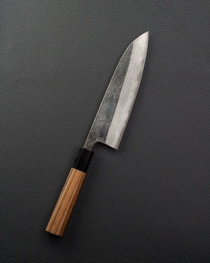 HATSUKOKORO Kumokage Santoku med Saya 180 mm Hatsukokoro