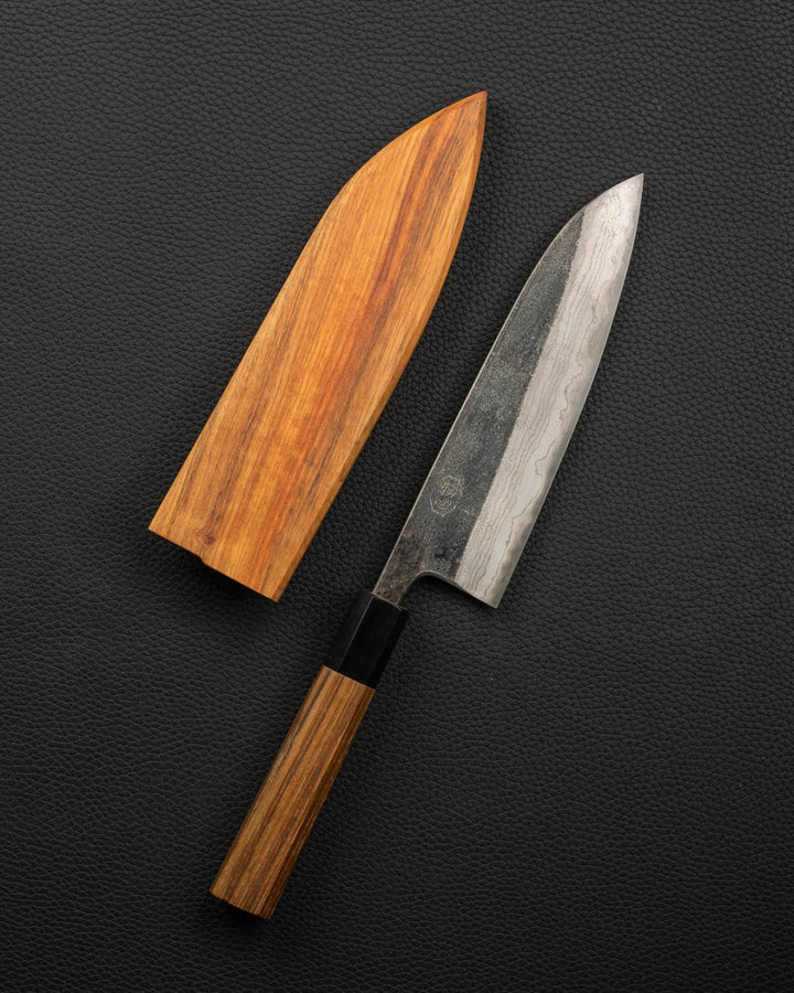 HATSUKOKORO Kumokage Santoku med Saya 180 mm Hatsukokoro