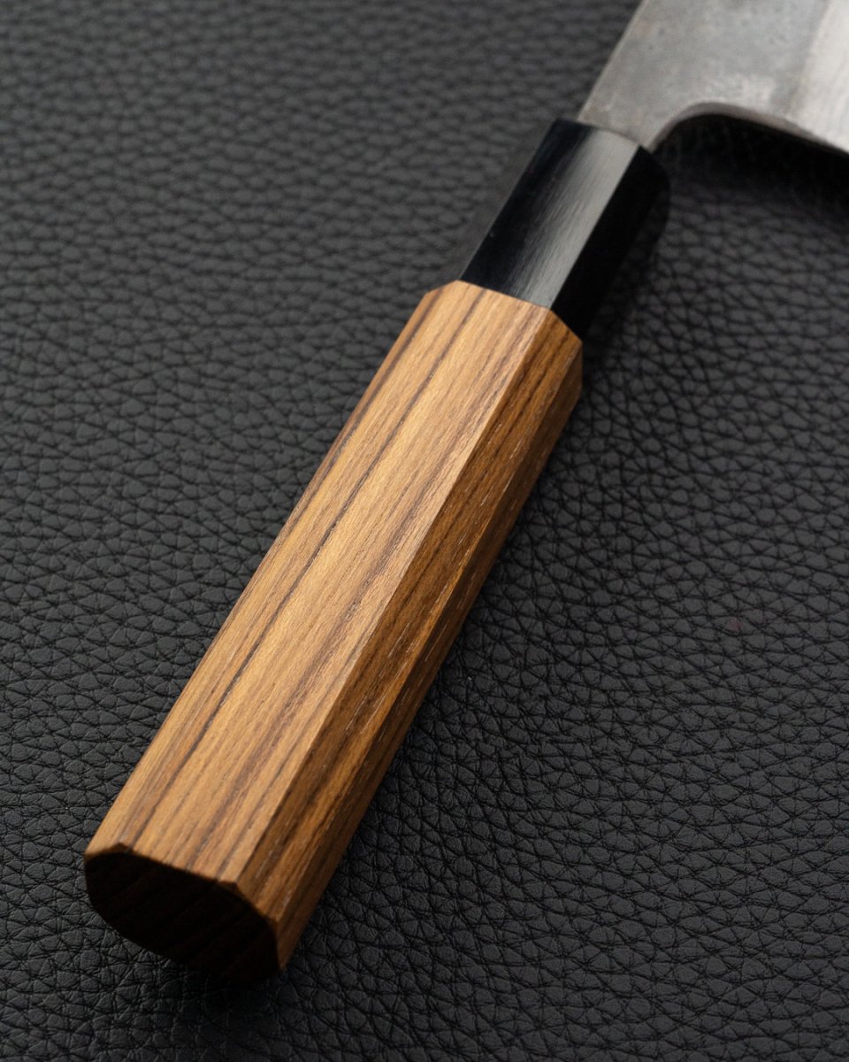 HATSUKOKORO Kumokage Santoku med Saya 180 mm Hatsukokoro