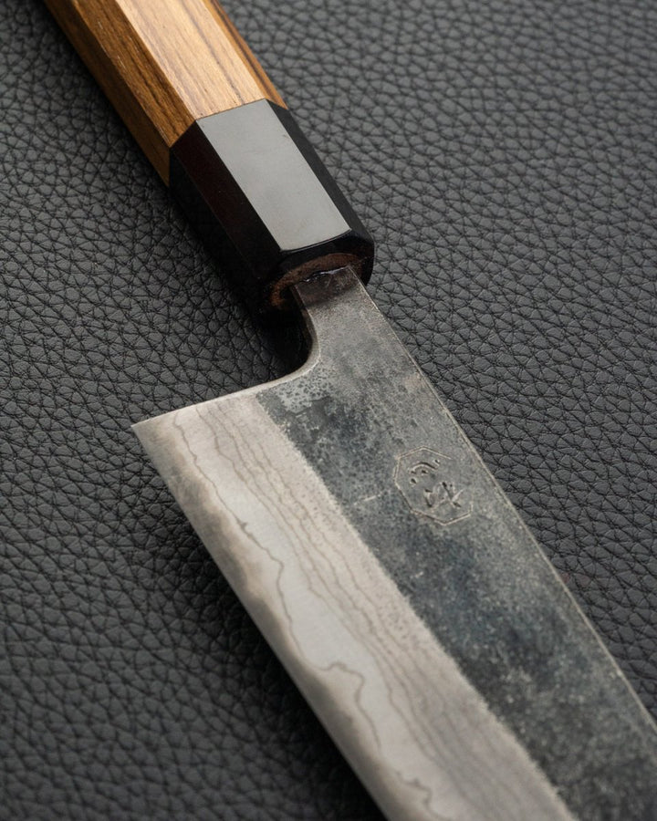 HATSUKOKORO Kumokage Santoku med Saya 180 mm Hatsukokoro