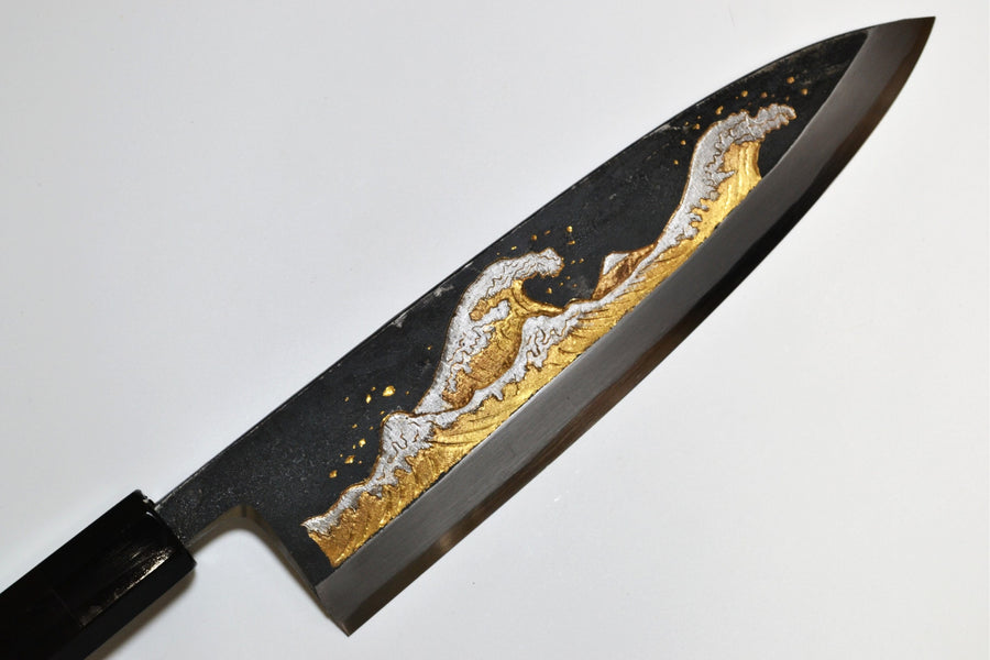 Kniv med inngravert bølge etter Hokusai, The Great Wave av Michiko Kubota.