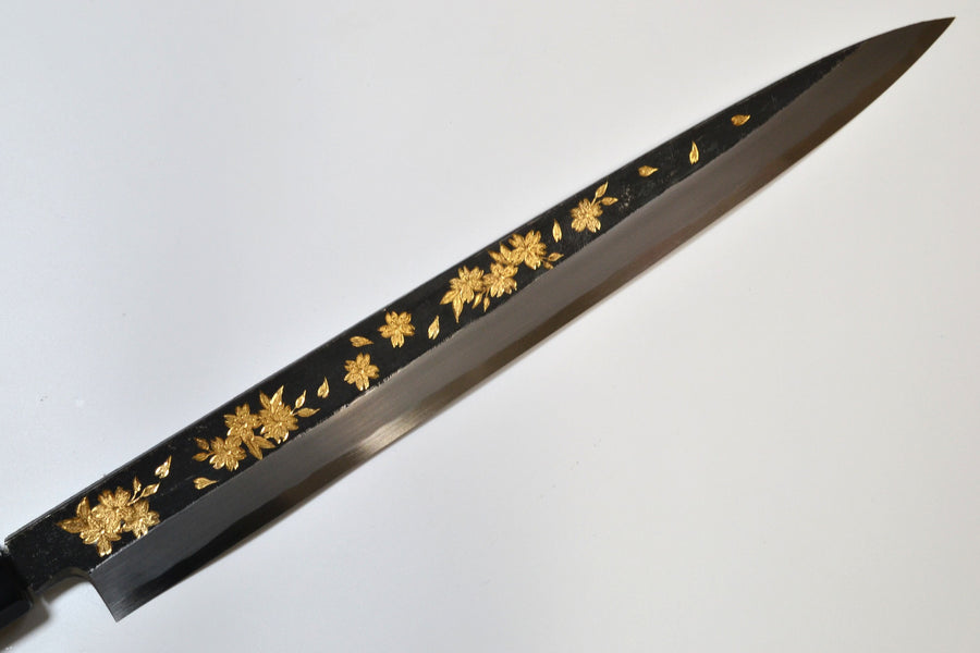 Kniv med inngraverte kirsebærblomster om natten, Night Sakura av Michiko Kubota.
