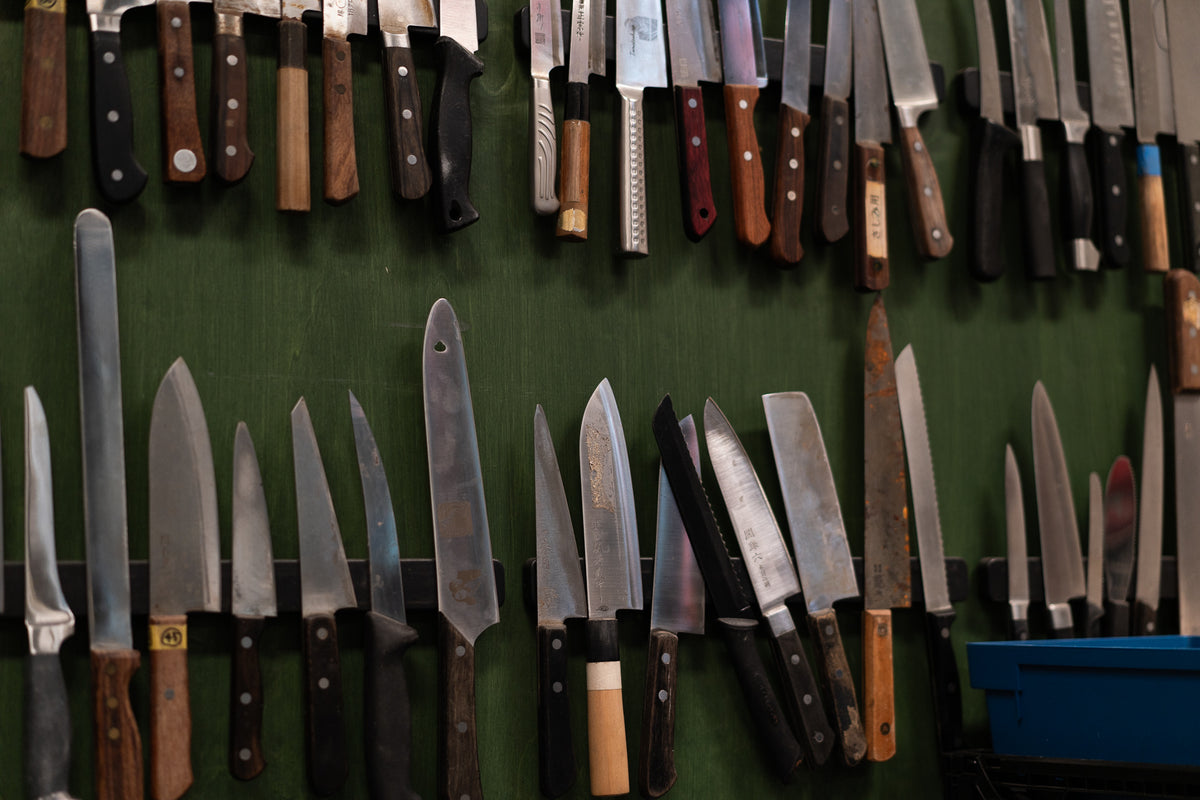 Knivveggen i verkstedet i Teknostallen, kniver som venter på sliping