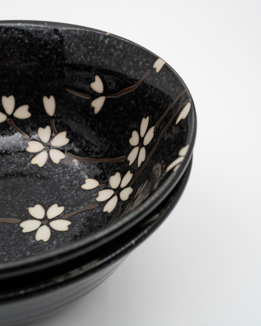 Skålsett 2×400 ml, MADE IN JAPAN Black & White Petals med spisepinner MIJ