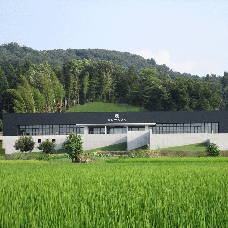 Suwadas fabrikk i Sanjo, med rismark foran. Foto: Suwada