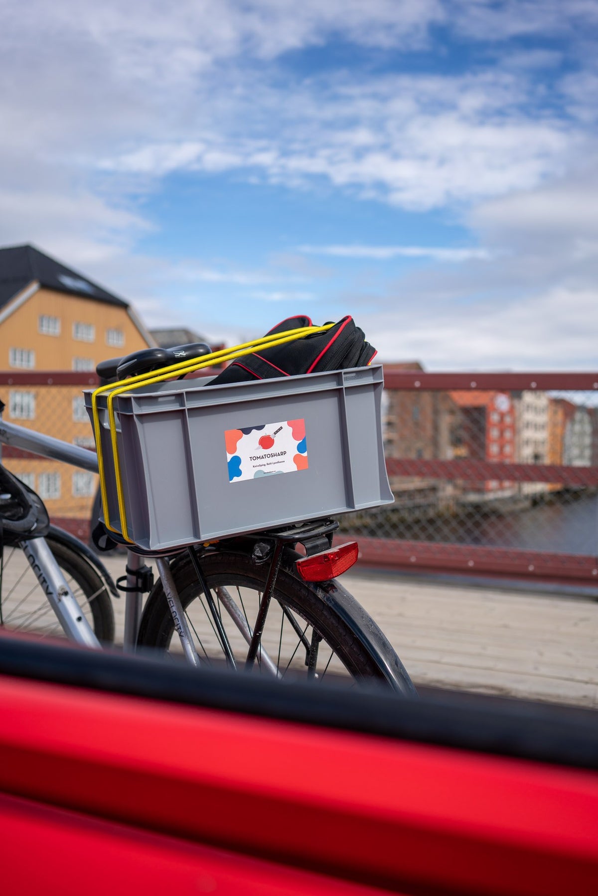 Sykkel med Tomatosharp-kasse ved Gamle Bybro