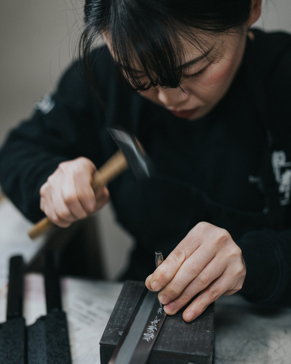 Michiko Kubota graverer med meisel