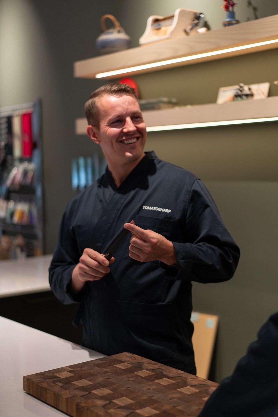 Ansatt bak disken i butikken på Teknostallen